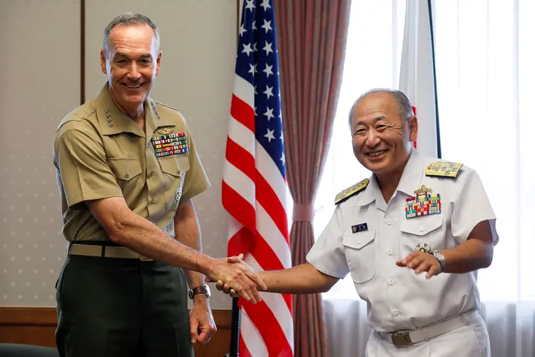 General Joseph Dunford se reuniu com o colega japonês Katsutoshi Kawano, antes de um encontro com o primeiro-ministro Shinzo Abe (Kimimasa Mayama/Reuters)