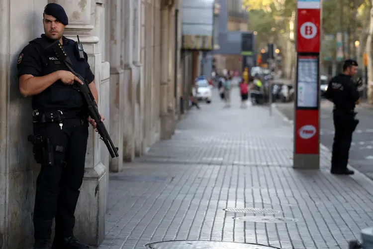Polícia Catalã: agentes de segurança da Catalunha fazem guarda perto da avenida Las Ramblas, em Barcelona (Sergio Perez/Reuters)