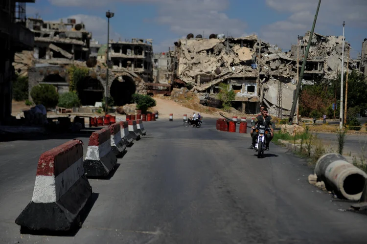 Síria: as tropas de Damasco continuam atacando com artilharia, bombas e mísseis as zonas dominadas pelo EI (Omar Sanadiki/Reuters)