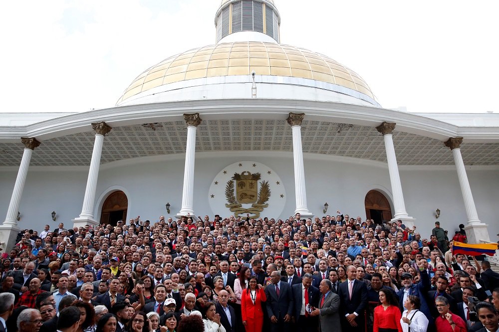 Constituinte: membros eleitos para reescrever as leis venezuelanas começam a escrever texto nesta segunda (Carlos Garcia Rawlins/Reuters)
