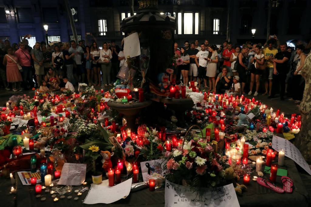 Polícia dispersa manifestastes de extrema-direita em Barcelona