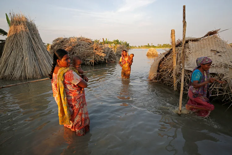 Inundações na Ásia: equipes de resgate alertaram sobre severa escassez de alimentos e doenças transmitidas pela água (Mohammad Ponir Hossain/Reuters)