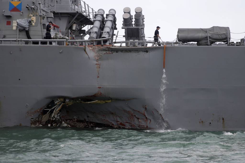 Marinha dos EUA substituirá comandante de navio acidentado