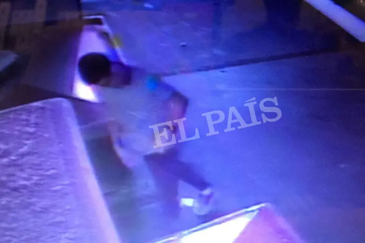 Suspeito: câmera registra quando Younes caminha pelo mercado de La Boquería segundos depois do atentado em Barcelona (El País via/Reuters)