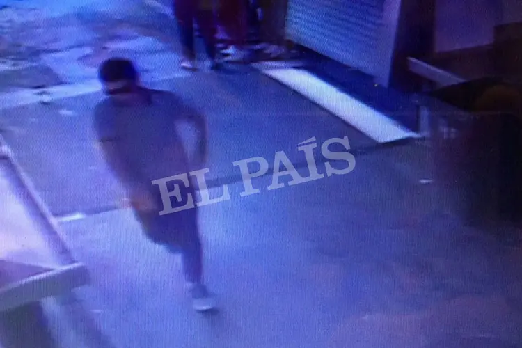 Suspeito: câmera registra quando  Younes caminha pelo mercado de La Boquería segundos depois do atentado em Barcelona (El País via/Reuters)