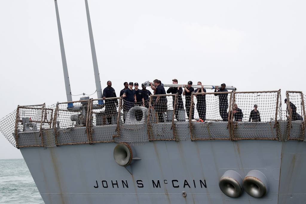 Navio militar dos EUA colide com petroleiro perto de Cingapura