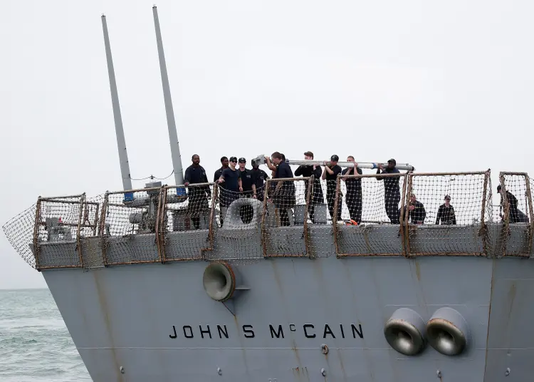 Destroyer USS John S. McCain da marinha dos EUA após colisão em Cingapura, dia 21/08/2017 (Ahmad Masood/Reuters)