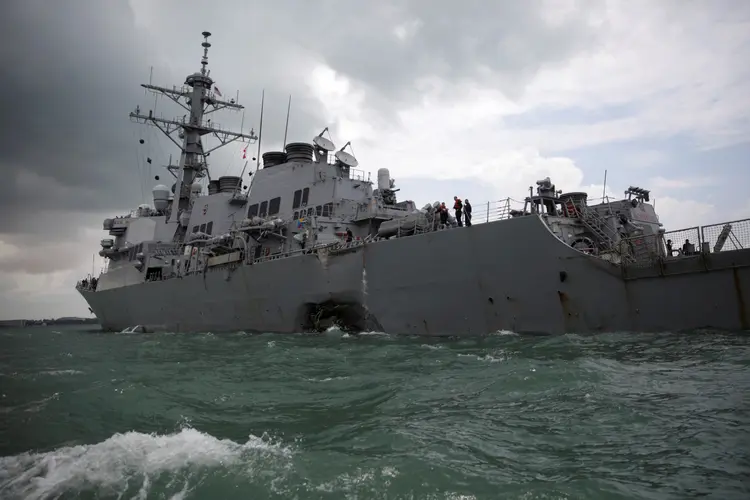 Destróier "USS John S. McCain" chegou nesta segunda-feira à tarde a Cingapura com um grande buraco em seu casco após o acidente (Ahmad Masood/Reuters)
