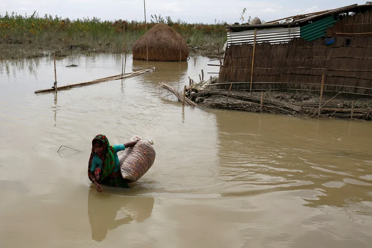 Enchentes no sul da Ásia: milhares de vilarejos estão isolados e as pessoas estão sem comida e água limpa há dias (Mohammad Ponir Hossain/Reuters)