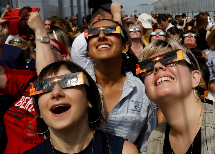 Eclipse solar: nos últimos dias praticamente se esgotaram os estoques de óculos especiais para a sua visualização (Brendan McDermid/Reuters)