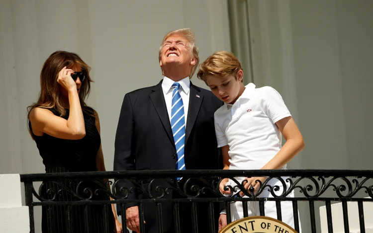 Trump: o presidente americano assistiu ao fenômeno acompanhado do filho caçula Barron e da primeira-dama, Melania Trump (Kevin Lamarque/Reuters)