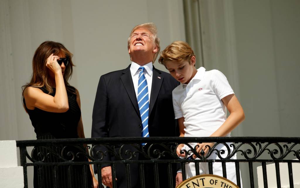 Trump observa eclipse solar sem proteção por segundos