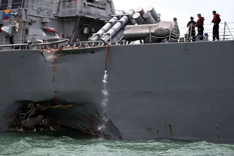 Destroier: buscas pelos marinheiros desaparecidos continuam e envolviam pelo menos sete navios da Malásia e Singapura e aeronaves dos EUA (Ahmad Masood/Reuters)