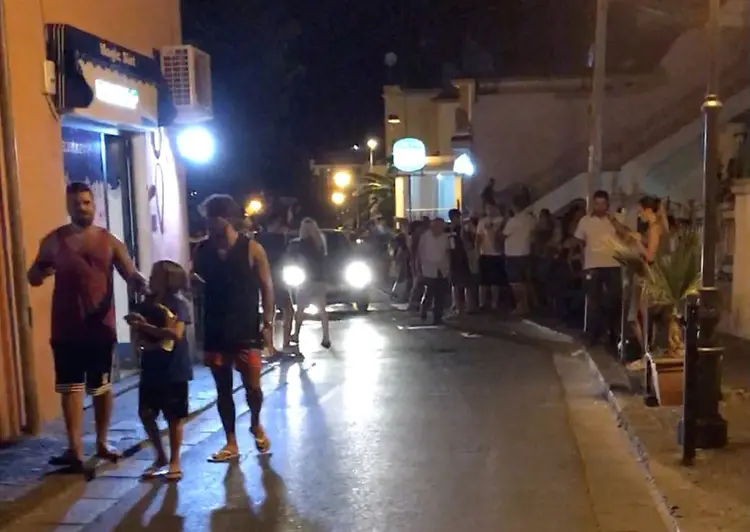 Terremoto: moradores e turistas na ilha correram para as ruas (@totoriellos/Reuters)