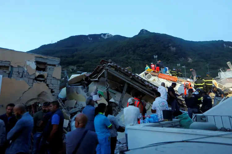 Terremoto: trabalhos de resgate se concentraram durante toda a noite em uma casa de dois andares onde tinham ficado presos um pai com seus três filhos (Ciro De Luca/Reuters)