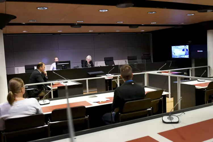 Meckhah participou por videoconferência da audiência judicial, já que continua internado em um hospital de Turku (Martti Kainulainen/Reuters)