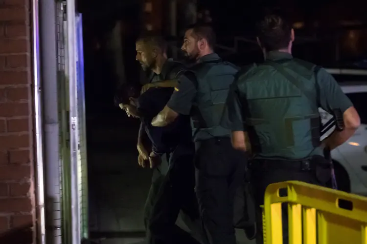 Ataque em Barcelona: suspeitos chegaram à Suprema Corte, que lida com casos de terrorismo, em um comboio de veículos policiais com as sirenes ligadas (Juan Medina/Reuters)