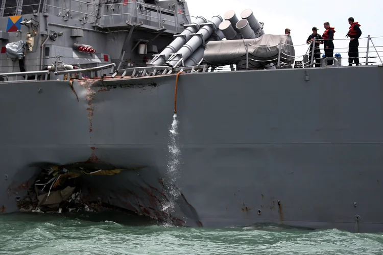 Colisão abriu uma fenda na lateral do navio de guerra na linha de flutuação, inundando compartimentos que incluem o dormitório da tripulação (Ahmad Masood/Reuters)