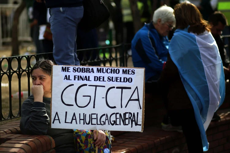 Manifestantes: marcharam até a Praça de Maio, e montaram o ato em frente à sede do Executivo argentino (Marcos Brindicci/Reuters)