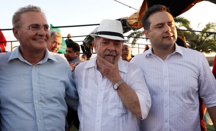 Ex-presidente Luiz Inácio Lula da Silva na cidade de Penedo, em Alagoas, com o senador Renan Calheiros e o governador Renan Filho, dia 22/08/2017 (Paulo Whitaker/Reuters)