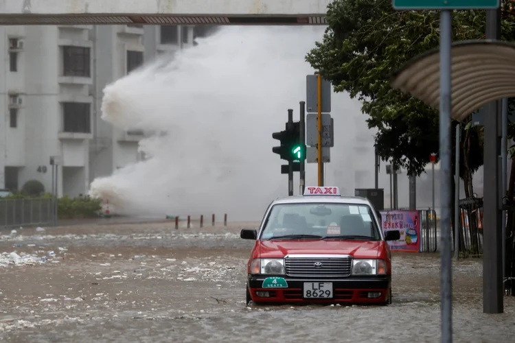 Autoridades meteorológicas da China, por sua vez, confirmaram que o tufão tocou terra na cidade de Zhuhai (Cantão) (Tyrone Siu/Reuters)