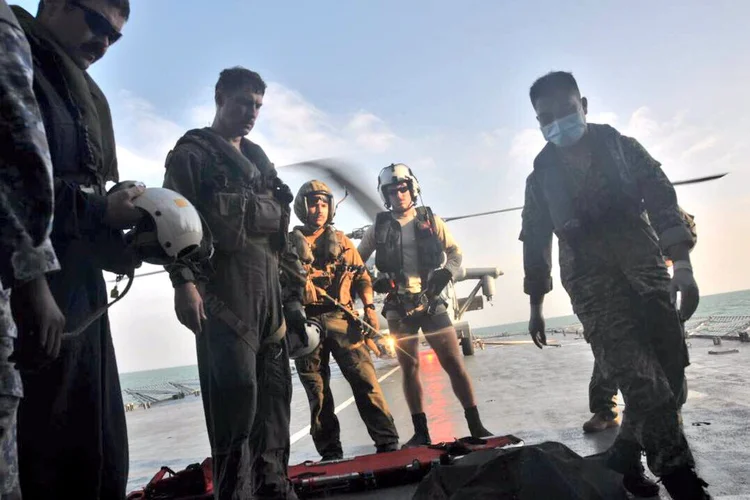 Remoção de Corpos: comunicado dá o nome, idade e posto das dez vítimas e indica que o incidente está sob investigação (Royal Malaysian Navy Handout via REUTERS/Reuters)