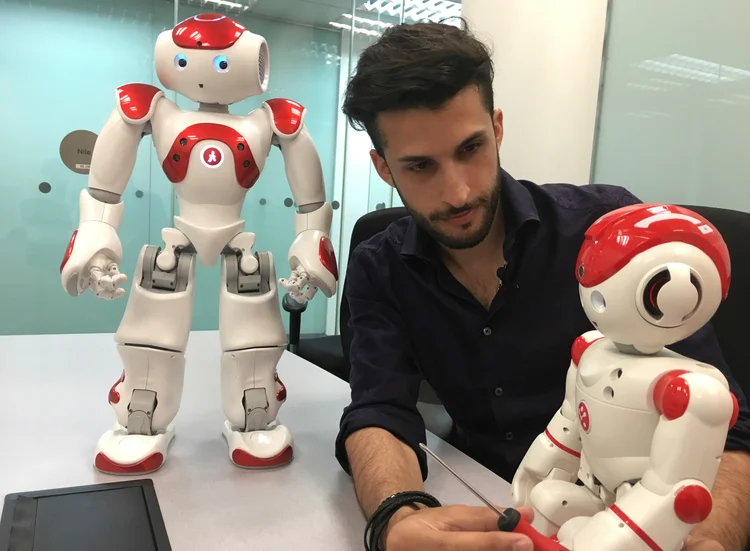 Lucas Apa, pesquisador da IOActive, durante demostração com robôs (Jeremy Wagstaff/Reuters)