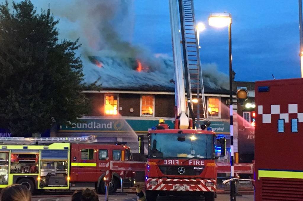 Bombeiros combatem incêndio em loja no leste de Londres