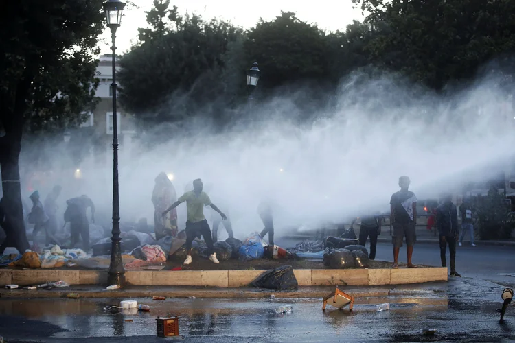 Confrontos em Roma: refugiados tentavam bater nos policiais, que utilizavam equipamentos de choque (Yara Nardi/Reuters)