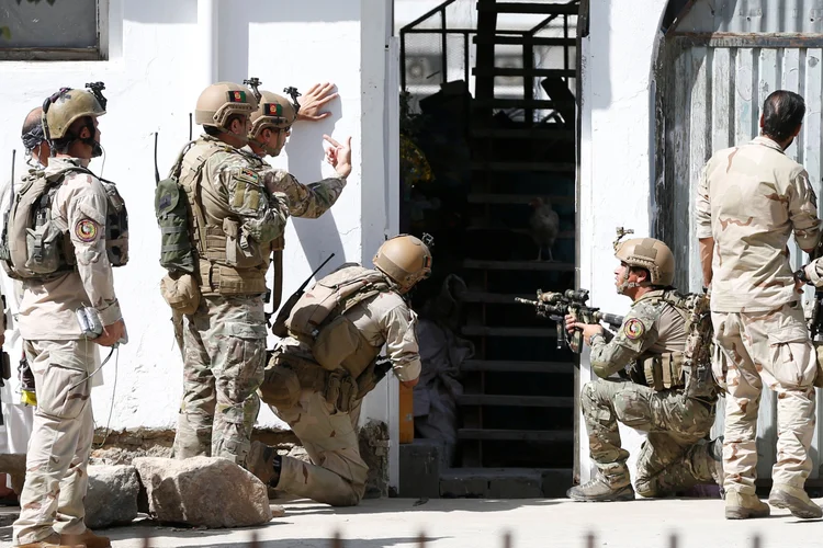 Ataque em Cabul: vários homens armados não identificados entraram na mesquita Imam Zaman (Omar Sobhani/Reuters)
