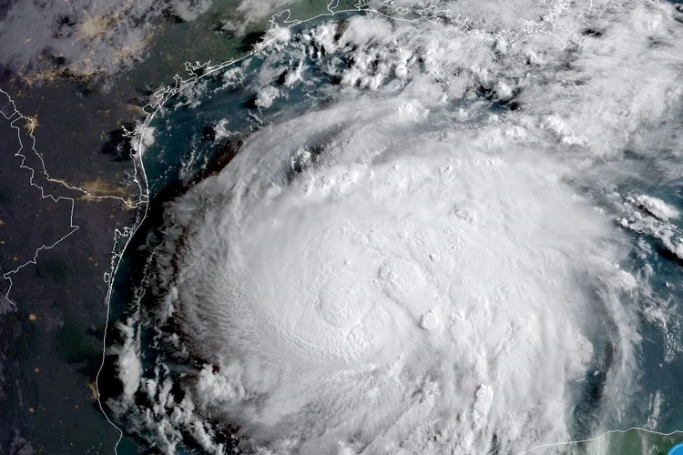 Furacão Harvey: o furacão se desloca para noroeste com uma velocidade de translação de 17 km/h (NOAA/Reuters)