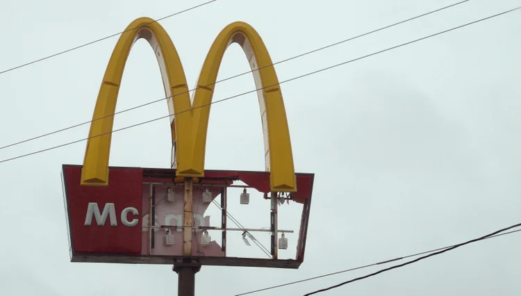 Emblema do McDonald danificado pelo furacão Harvey é visto em Port Lavaca, Texas. 26 de agosto de 2017.  (Rick Wilking/Reuters)