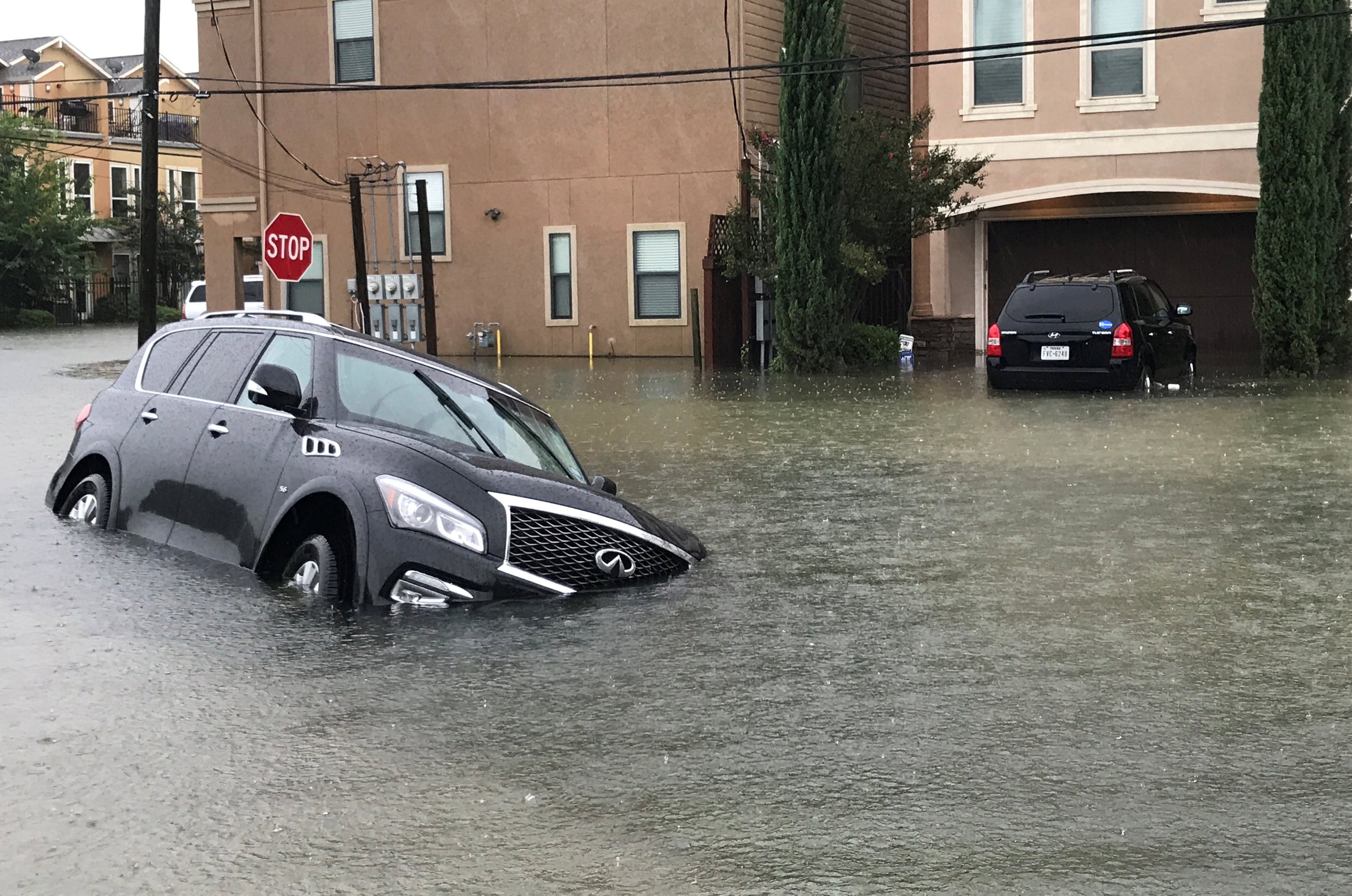 Mesmo enfraquecido, Harvey deixa 5 mortos em passagem por Houston