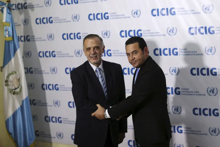 Morales e Velásquez: decisão do presidente ds Guatemala provocou manifestações nas ruas e até a renúncia da ministra da Saúde (Jorge Dan Lopez/Reuters)