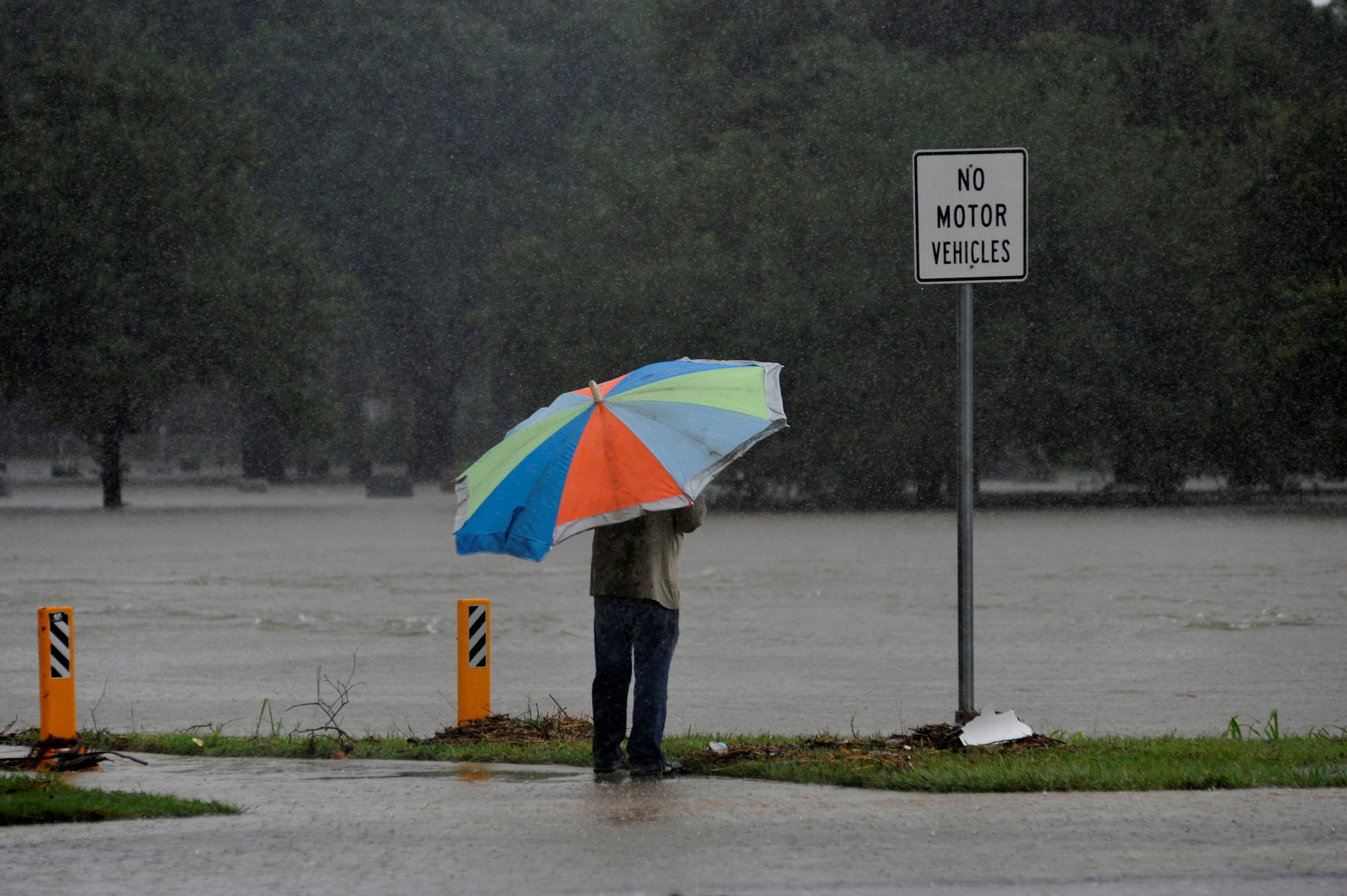 Houston fecha 2 aeroportos e mais de 100 voos são cancelados