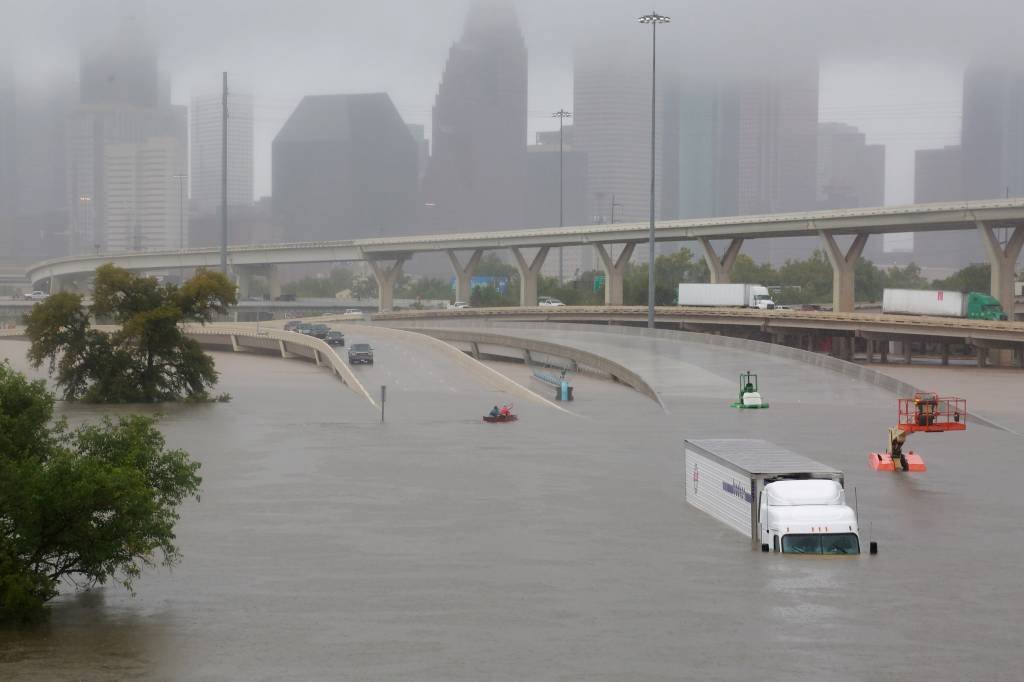 Trump irá ao Texas na terça para avaliar danos do furacão Harvey