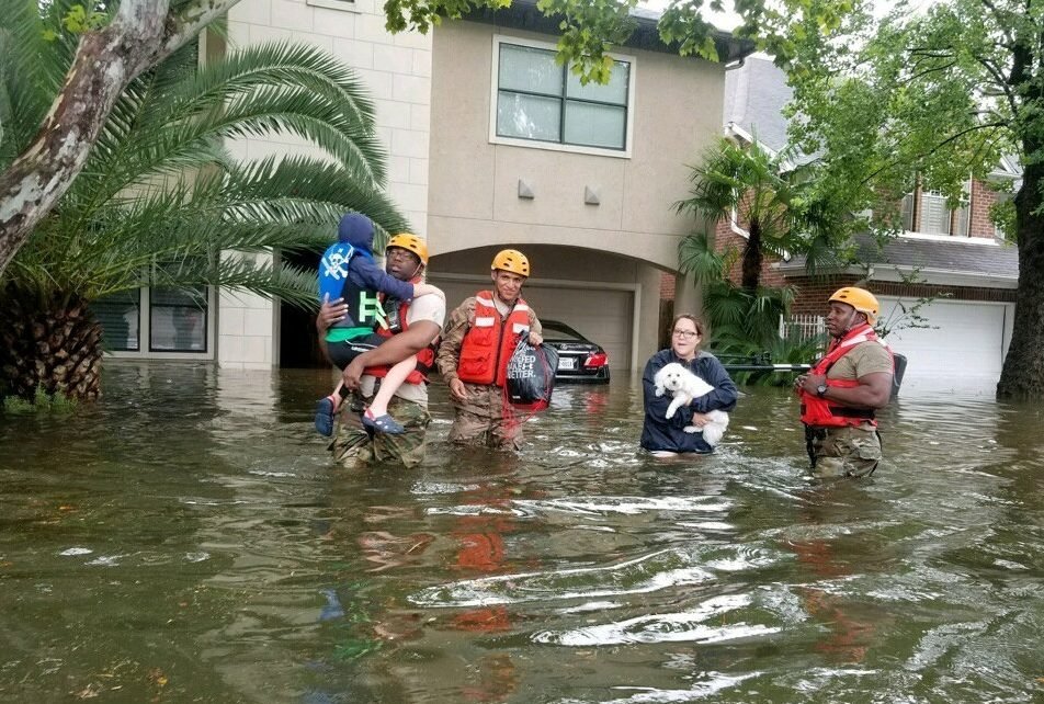 Cerca de 300 são resgatados em Houston após furacão Harvey