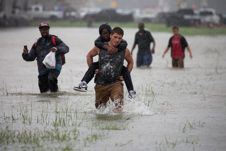 Furacão Harvey: estima-se que Harvey se mova lentamente para leste por toda a costa nos próximos cinco dias (Adrees Latif/Reuters)