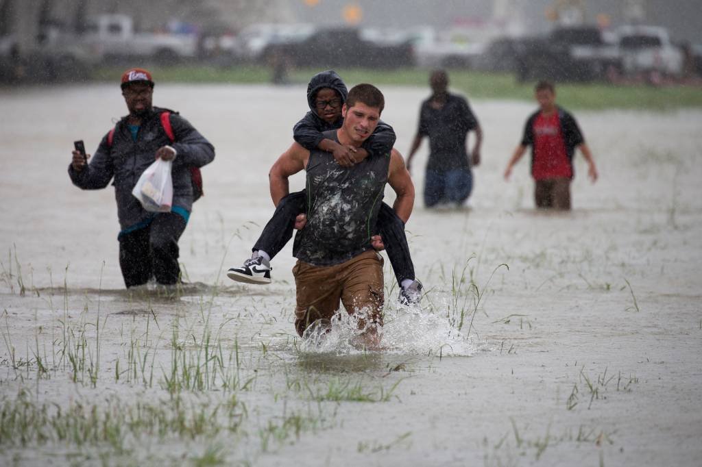 Houston espera 30 mil desabrigados após passagem do furacão