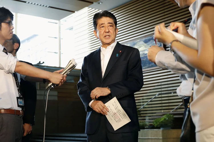 Shinzo Abe: apontou a sua intenção de "trabalhar com a China, Rússia e o resto da comunidade internacional para intensificar a pressão" sobre Kim Jong-un (Kyodo/via REUTERS/Reuters)