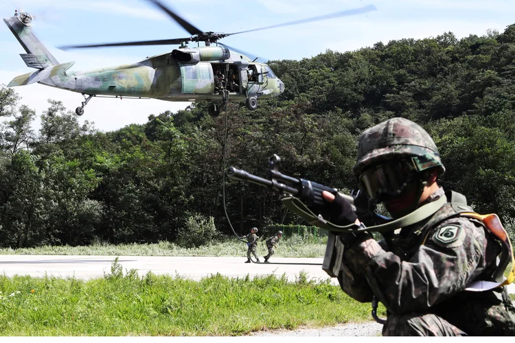 Exército da Coreia do Sul: lançou bombas sobre um alvo localizado perto da fronteira desmilitarizada que separa as duas Coreias (Hong Ki-Won/Yonhap/Reuters)
