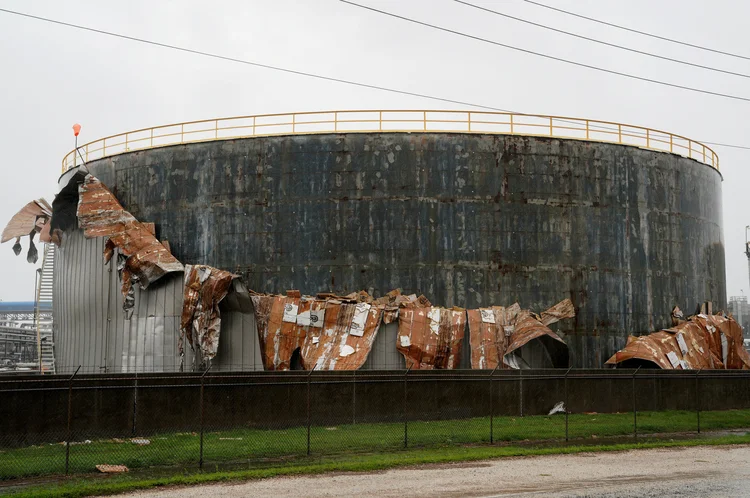 Tanque de petróleo danificado pelo furacão: a tempestade havia voltado ao Golfo do México na segunda (Rick Wilking/Reuters)