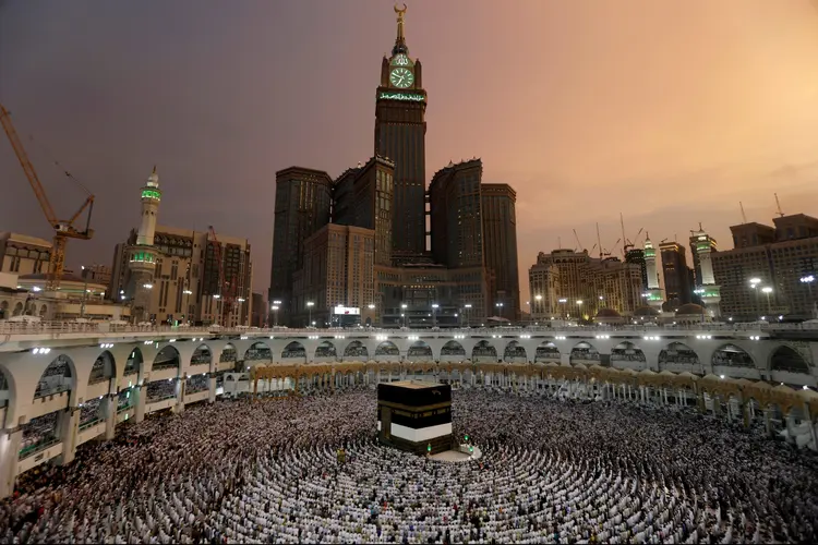 Meca: quando chegam ao perímetro ao redor de Meca, os fiéis devem se purificar e usar apenas pedaços de roupa sem costura (Suhaib Salem/Reuters)