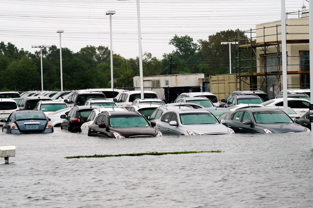Chuvas intensas: o que fazer se você ficar preso em um carro submerso?