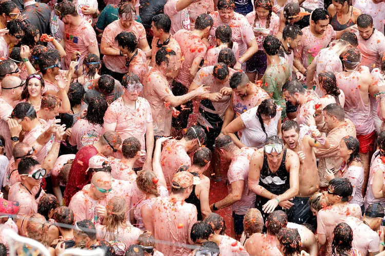 Tomatina: foliões encheram as estreitas ruas de Buñol para esfregar tomates esmagados uns nos outros (Heino Kalis/Reuters)