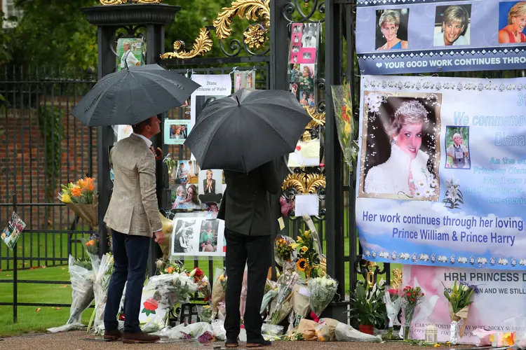 Homenagens: em frente às cercas do palácio de Londres, buquês de flores, mensagens e fotos começaram a se acumular (Hannah McKay/Reuters)