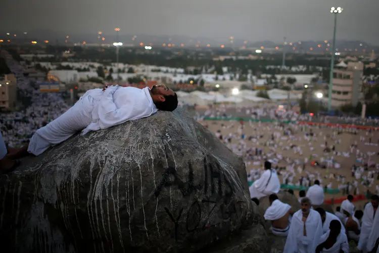 Imagem de arquivo de muçulmanos durante a peregrinação à Meca: Medida ocorreu devido a uma mudança na política de passaportes na Arábia Saudita, segundo a imprensa de Israel (Suhaib Salem/Reuters)