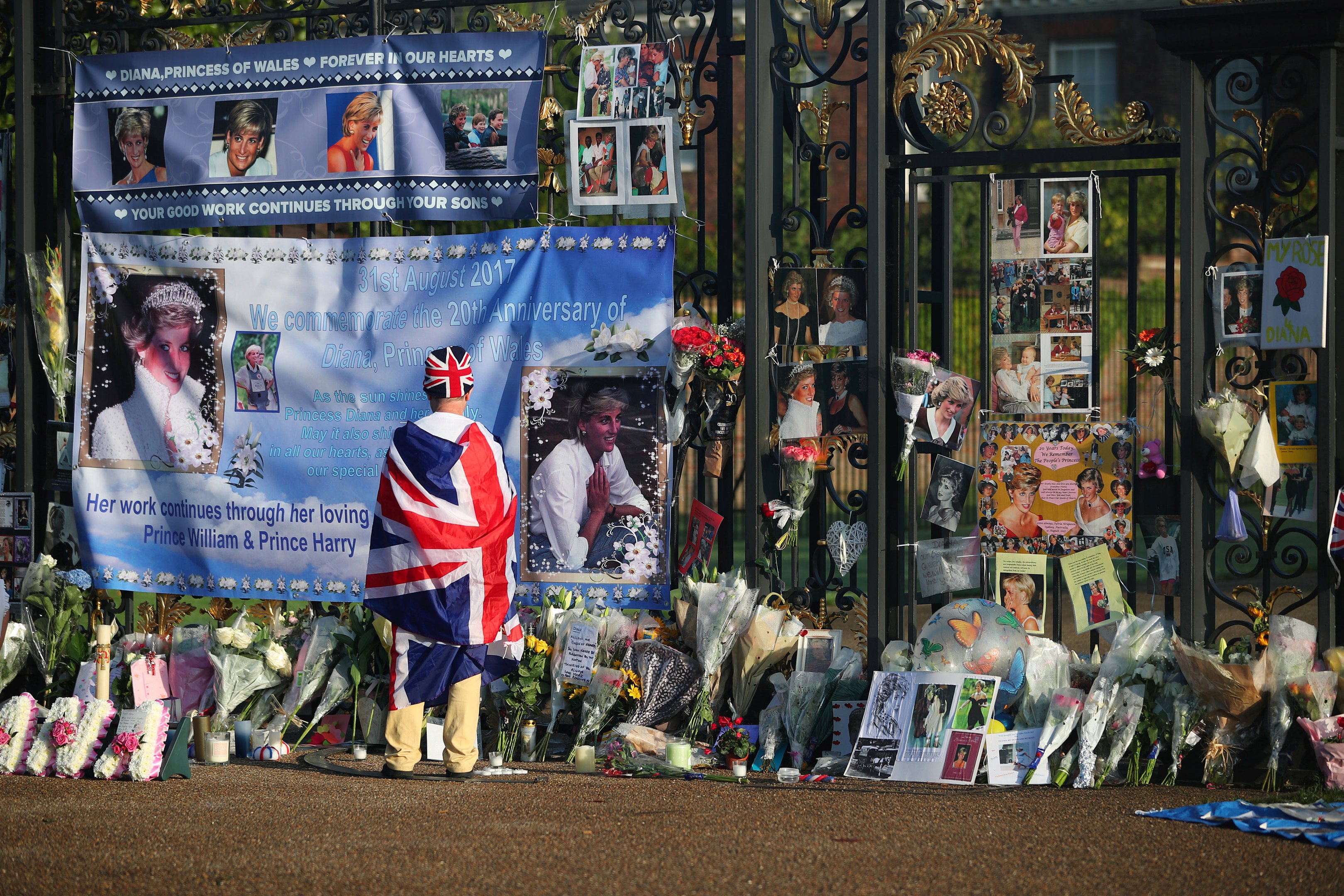 Britânicos homenageiam princesa Diana 20 anos após sua morte