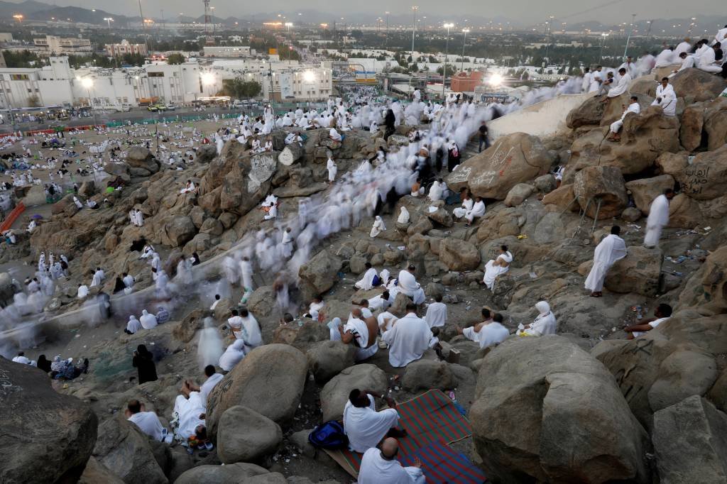 Muçulmanos se reúnem no monte Arafat para clímax do haj