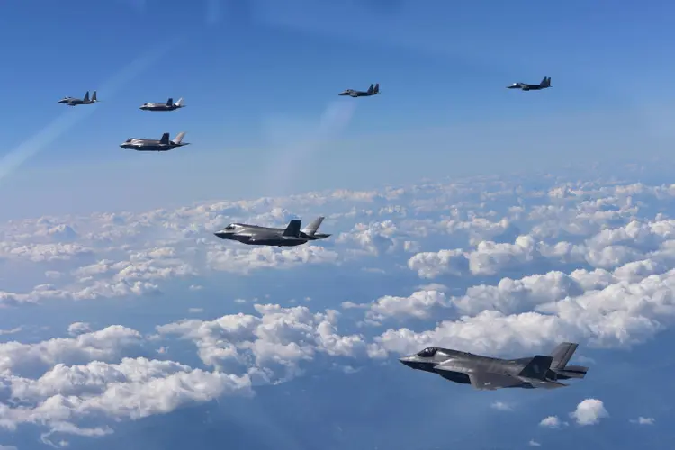 EUA: a Força Aérea dos Estados Unidos publicou posteriormente um comunicado onde detalhou que os bombardeiros estratégicos (Republic of Korea Air Force/Reuters)